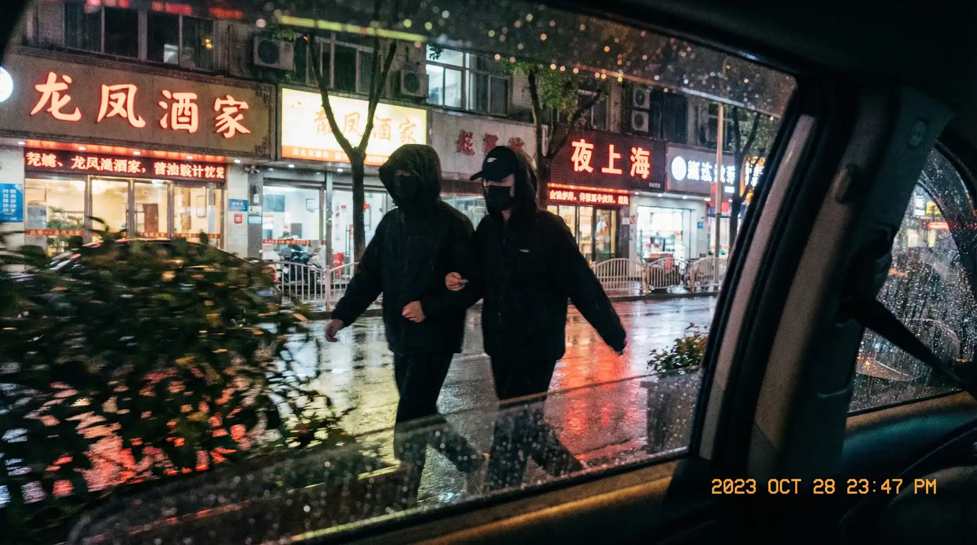 第一导航 - 顶流明星深夜密会现场抓拍照片